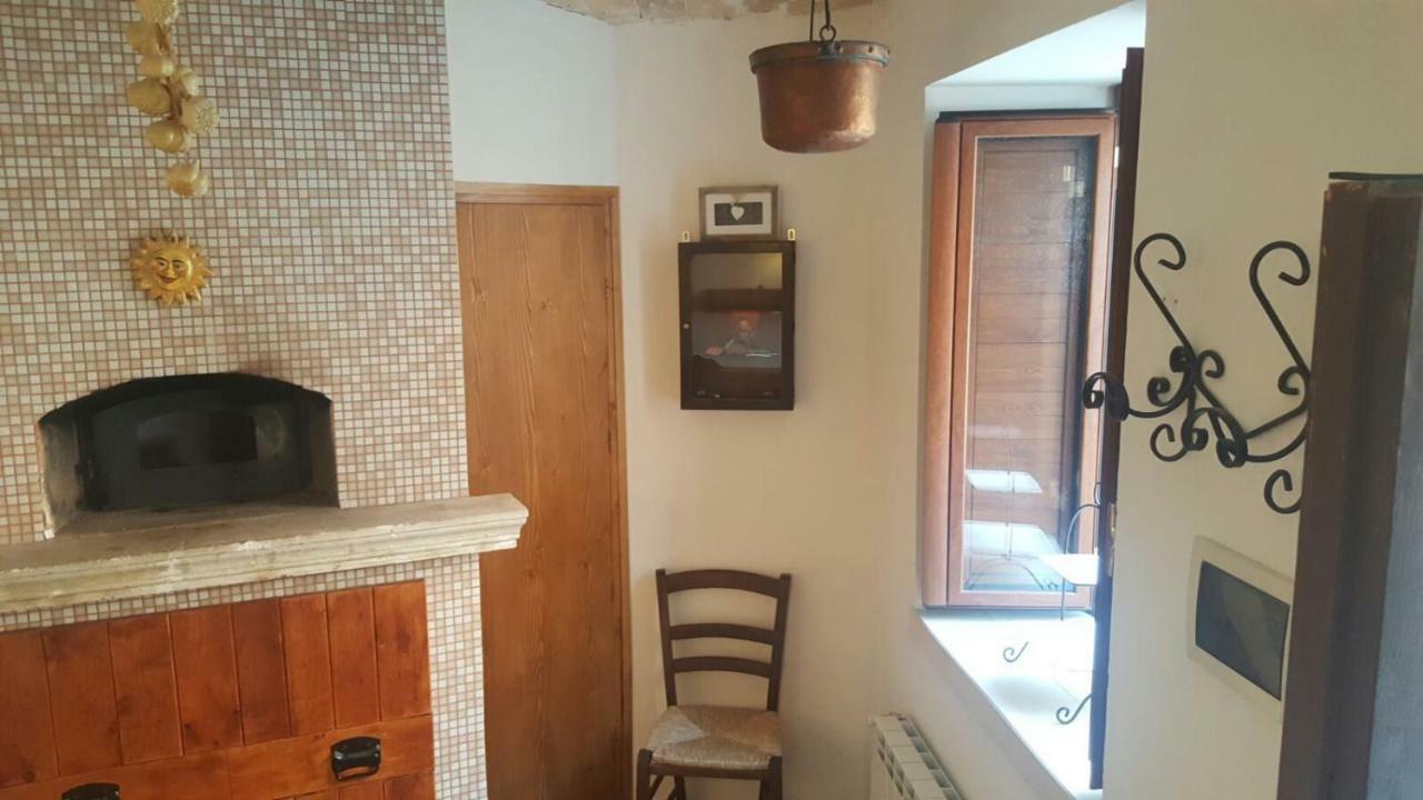 Scaccia Pensieri Villa Cerchio Bagian luar foto